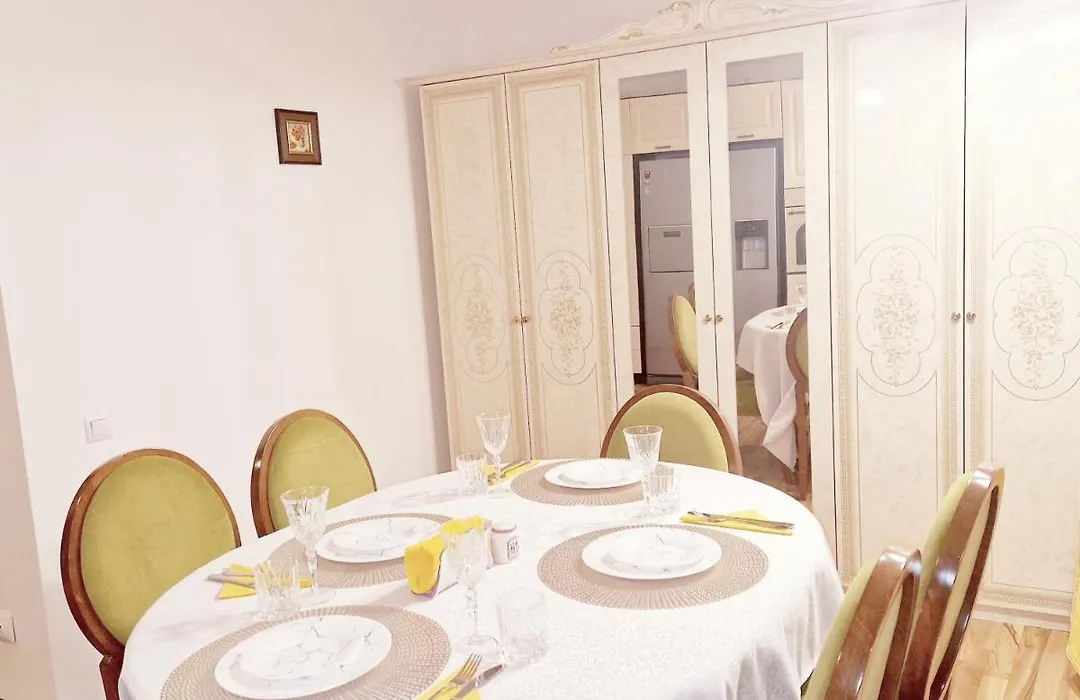 Spacious 3 rooms 5* mansion near Muzeului square. Free parking-1