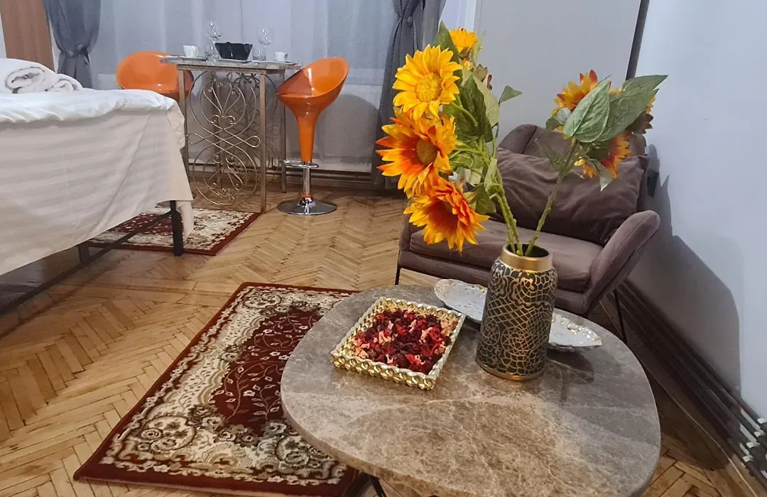 Cozy Studio In Noble House Main Square-1