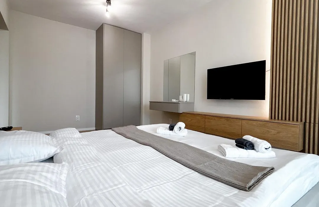 Airport Nest Private Parking, Ac And Smart Tv-1