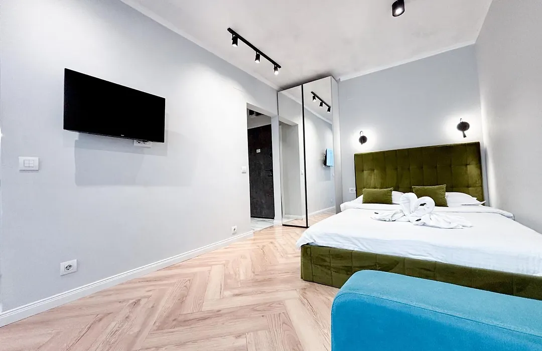 Camden Apart Walk In Shower, Smart Tv, Queen Bed-1