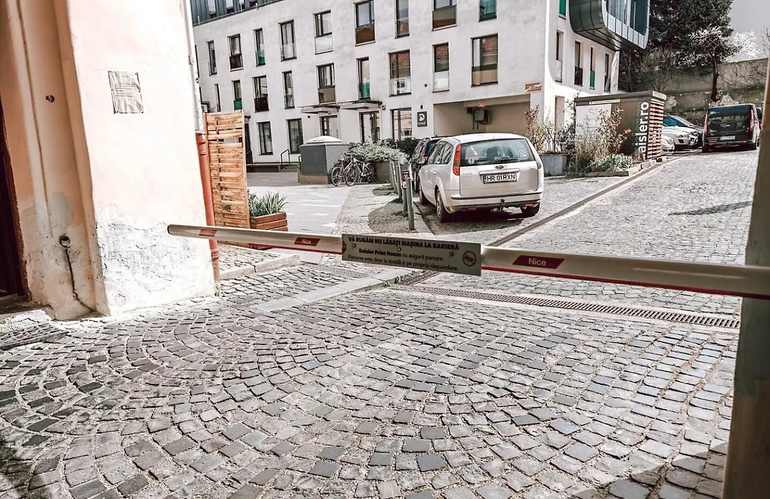 Moonlight City Center Studio-Private Parking, King-1