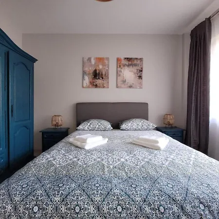 Lovely Apartment Near City Center & Free Parking-3