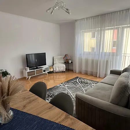 Sunny Apartament With Free Parking-2
