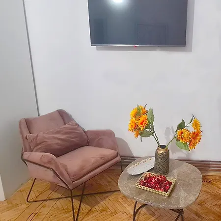 Cozy Studio In Noble House Main Square-3