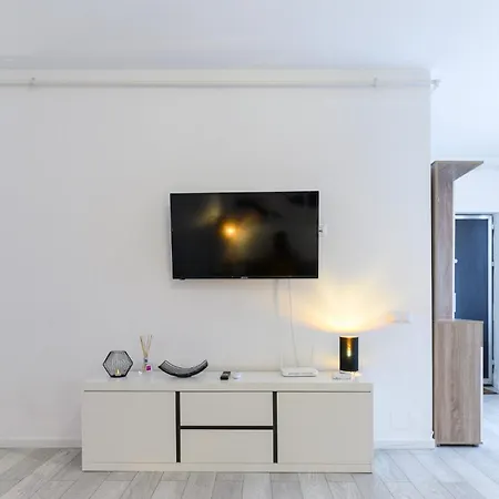 Lovely House By Mary Supercentral And Parking-2