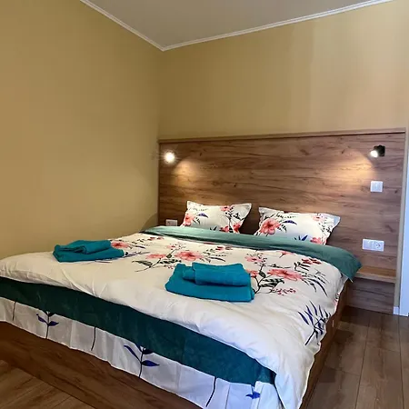Quiet Flat With Balcony, Free Parking Included-3